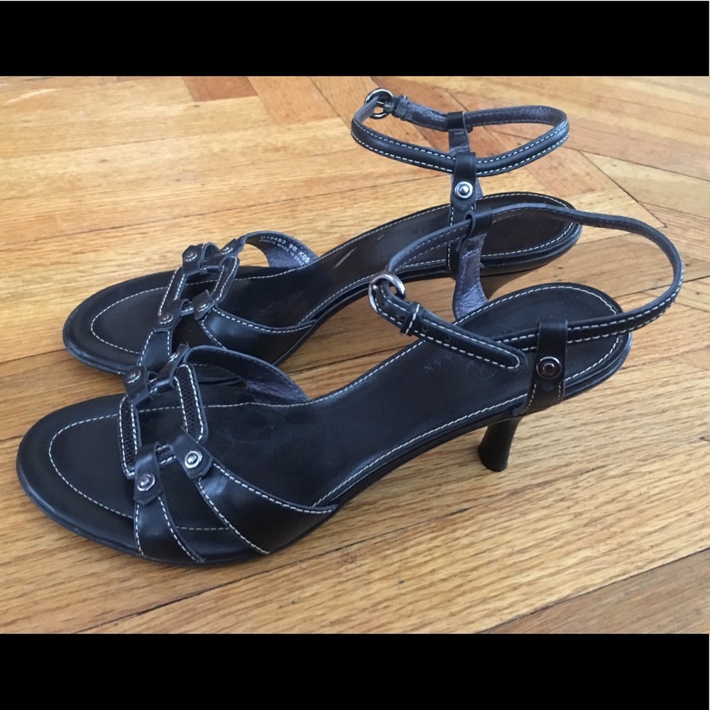 EUC COLE HAAN BLACK STRAPPY KITTEN HEEL
